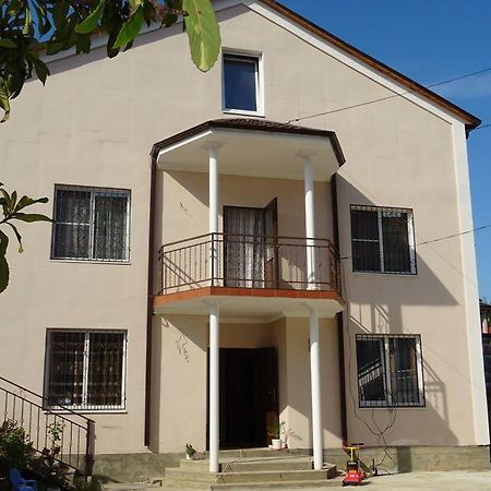 Guest House Nadia Sukhumi Ngoại thất bức ảnh