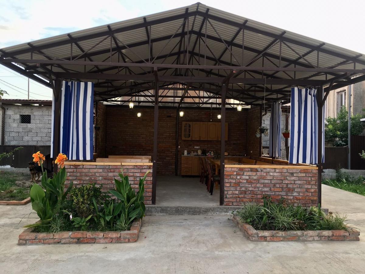 Guest House Nadia Sukhumi Ngoại thất bức ảnh
