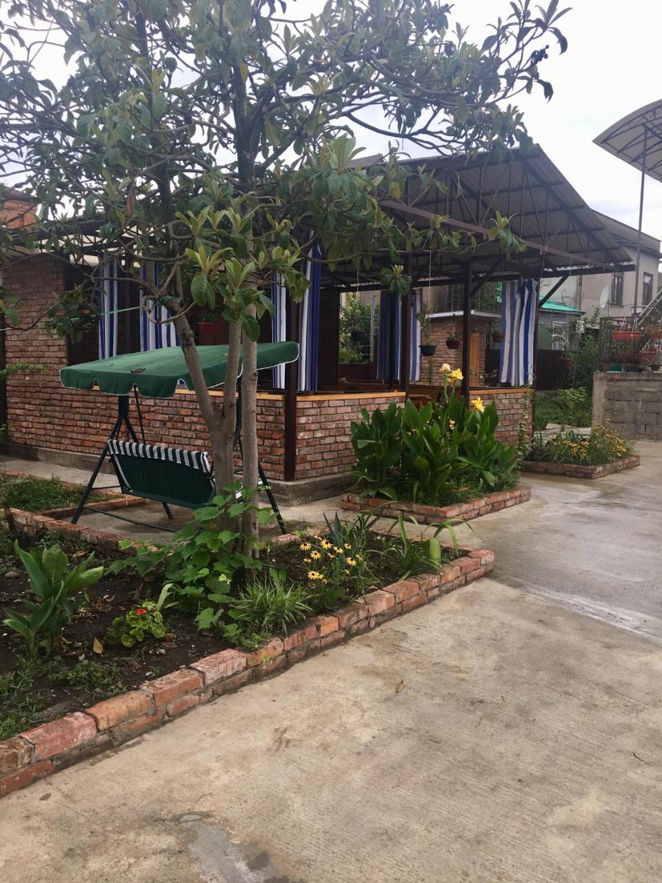 Guest House Nadia Sukhumi Ngoại thất bức ảnh