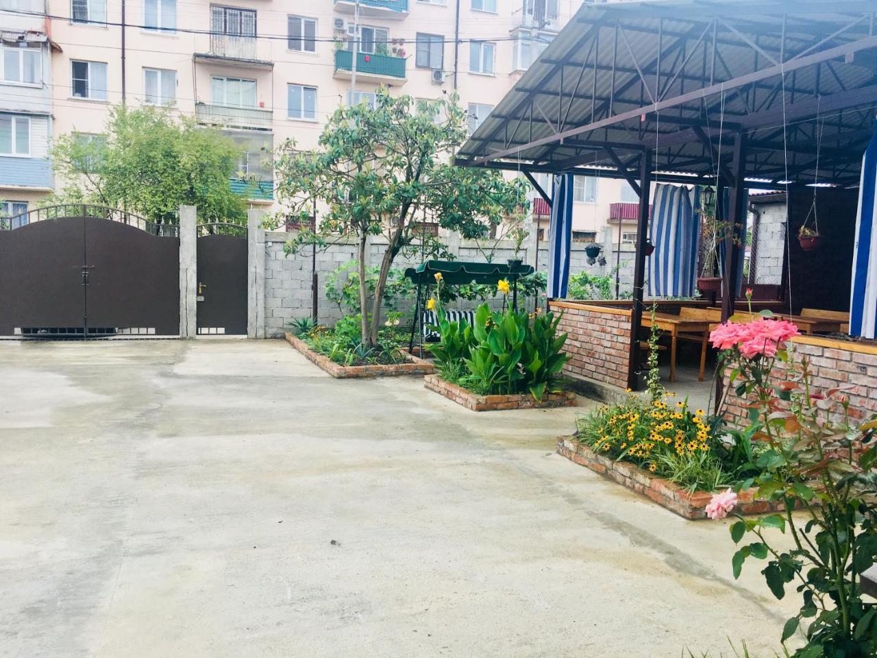 Guest House Nadia Sukhumi Ngoại thất bức ảnh