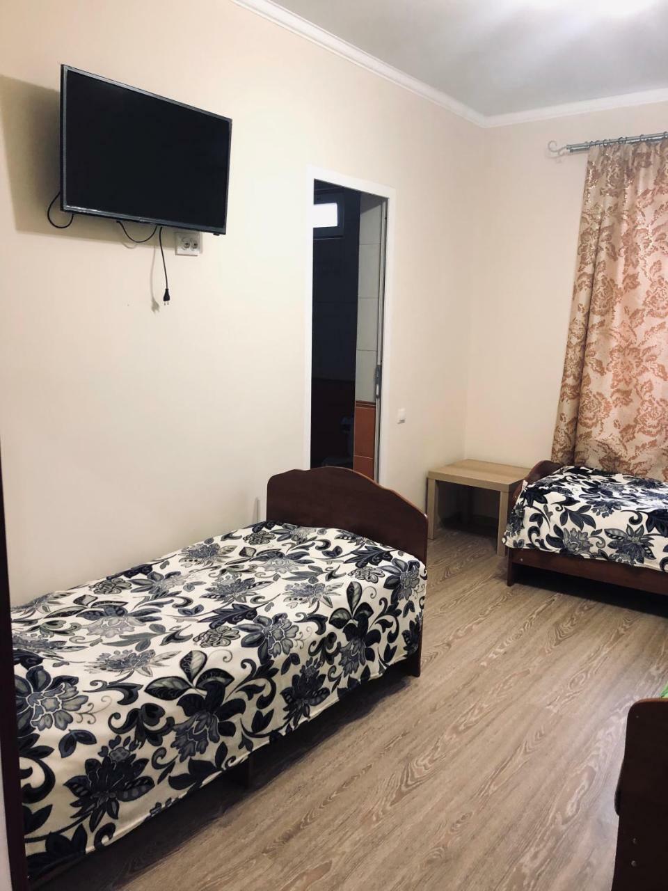 Guest House Nadia Sukhumi Ngoại thất bức ảnh