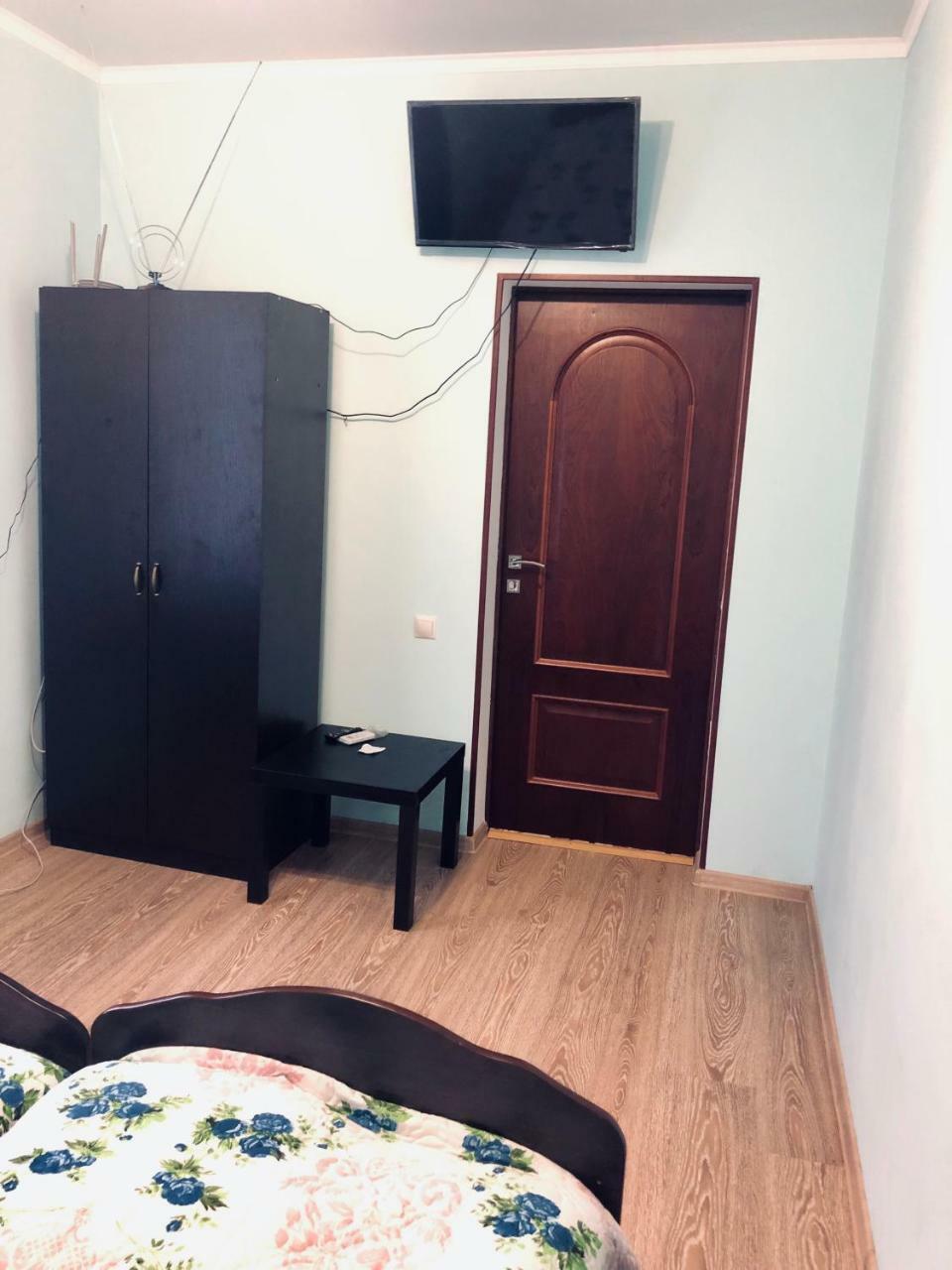 Guest House Nadia Sukhumi Ngoại thất bức ảnh
