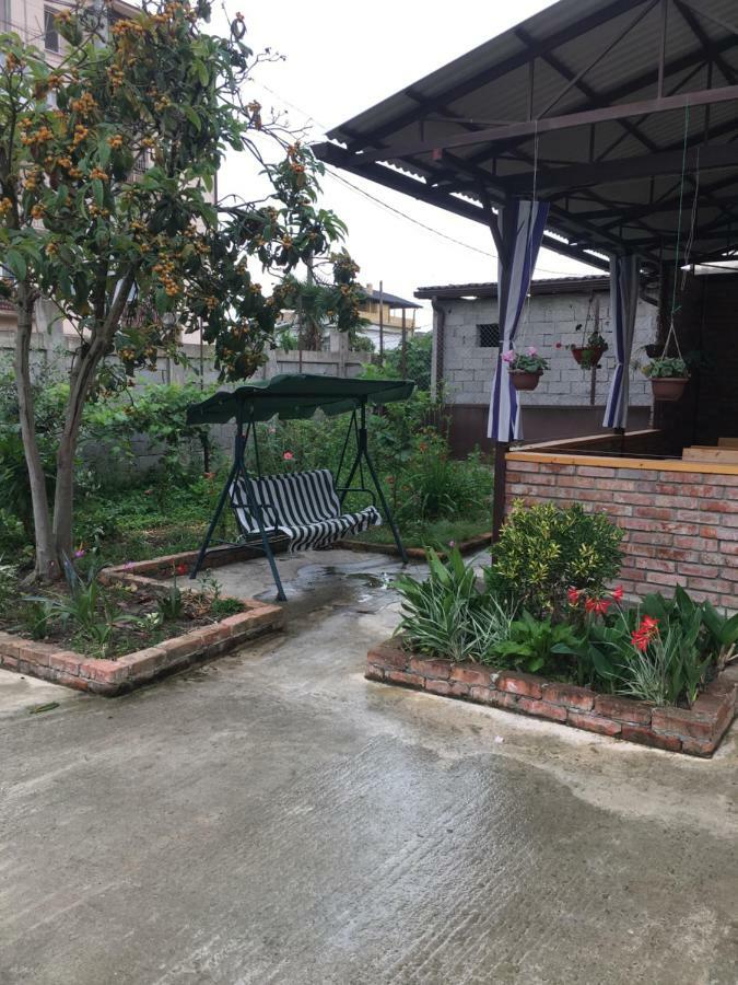 Guest House Nadia Sukhumi Ngoại thất bức ảnh